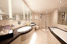 MS EUROPA Penthouse Deluxe Suite Bad